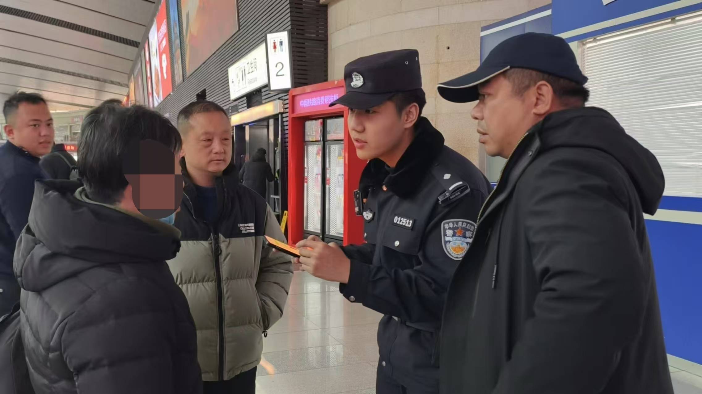 七旬老人因手机丢失滞留机场3天，民警接力帮其回家