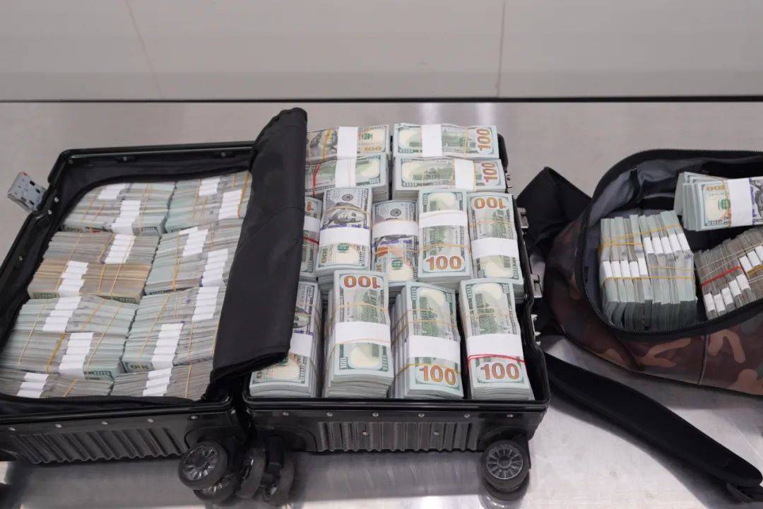行李里塞满美金，折合人民币超1600万元！被海关查获！