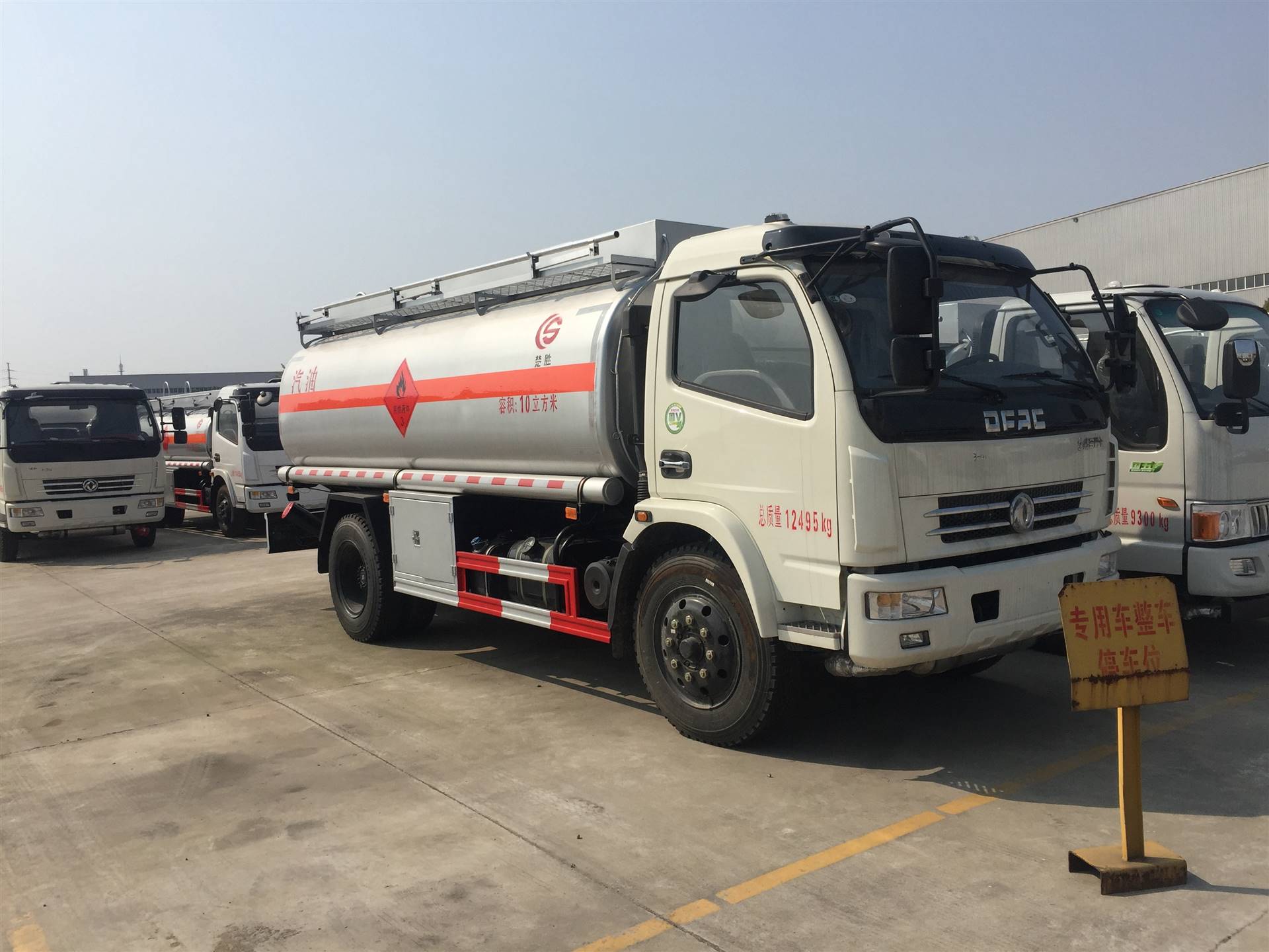 拉原油的罐车(拉原油的罐车图片大全)