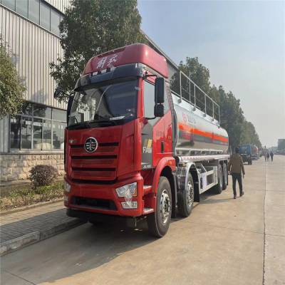 拉原油的罐车(拉原油的罐车装油的时候是驾驶员上去干活吗)